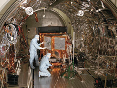 © Thales Alenia Space - Préparation d'un essai en vide thermique en caisson ISO 5 Préparation d'un essai en vide thermique en caisson ISO 5