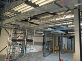 Installation de gaines et chemins de câbles en faux-plafond