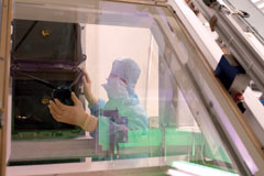 Maintenance des composants optomécaniques dans le hall d'expérience de la LIL (classe ISO 7)