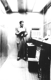 Willis Whitfield à l'intérieur de la première salle à flux laminaire
