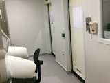 Laboratoire hospitalier - Portes à relevage rapide pour salle propre