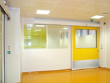 Porte coulissante salle blanche