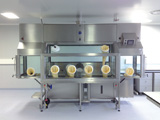 Isolateur d'inertage avec système de régulation automatisée en hygrométrie, pression et gaz