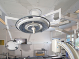 Salle d'opération équipée d'un plafond Biovax 3 à flux unidirectionnel